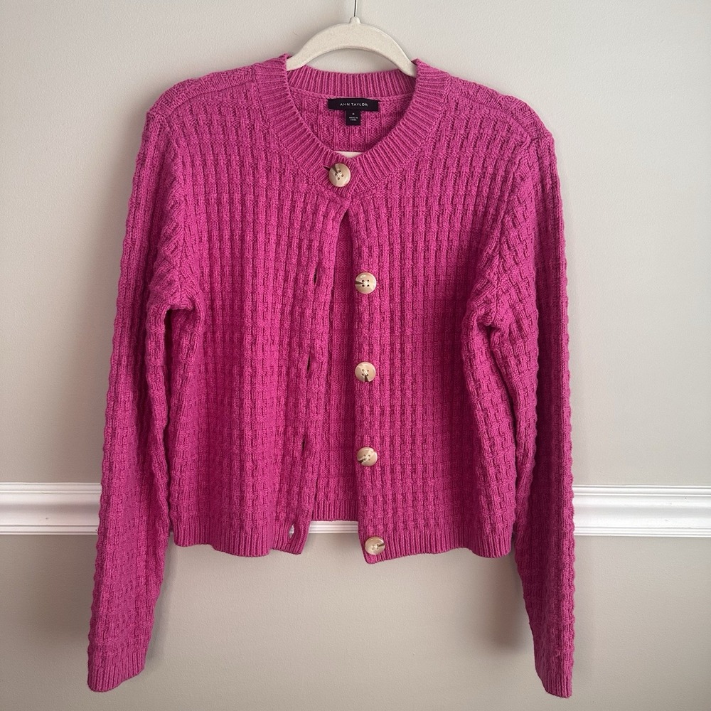 Ann Taylor Magenta Textured Chunky Knit Button Cardigan Sweater M Preppy Casual